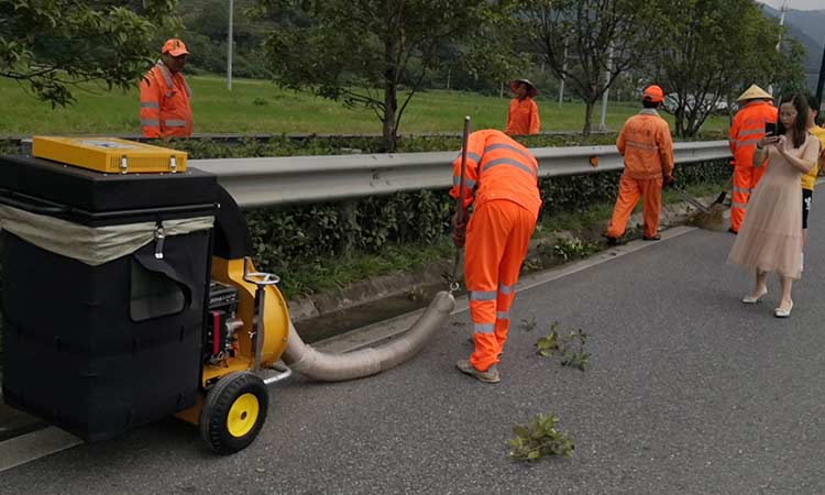 濟(jì)南城市環(huán)衛(wèi)引進(jìn)手推式樹葉收集器，用于綠化帶落葉收集