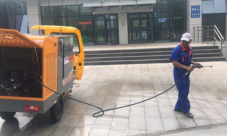 近日浙江環(huán)衛(wèi)公司引進(jìn)純電動(dòng)高壓沖洗車，用于環(huán)衛(wèi)道路快速保潔