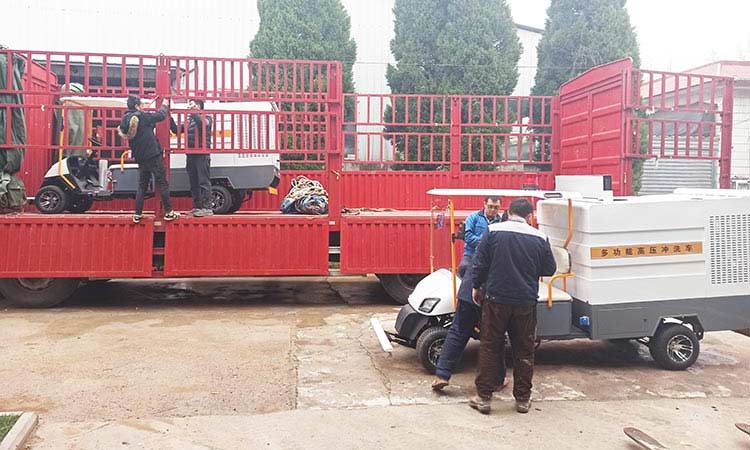 丹東環(huán)衛(wèi)公司訂購(gòu)四輪多功能高壓清洗車(chē)