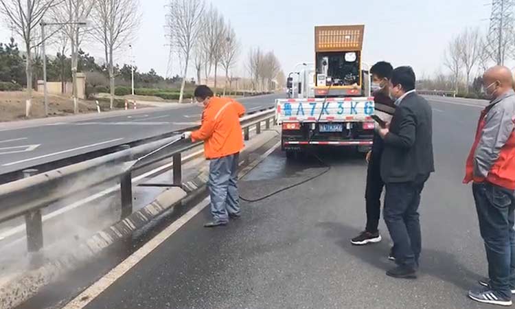 多功能高壓清洗車(chē)道路道路護(hù)欄清洗作業(yè)現(xiàn)場(chǎng)