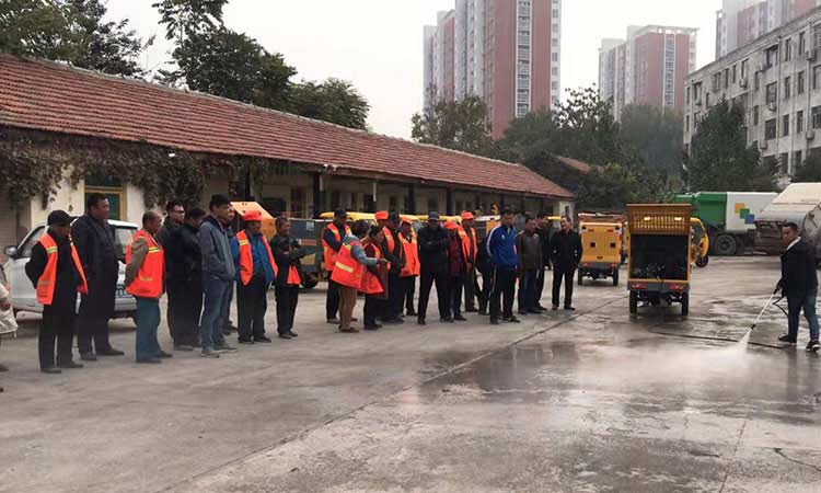 環(huán)衛(wèi)公司購買小型高壓清洗車培訓現場