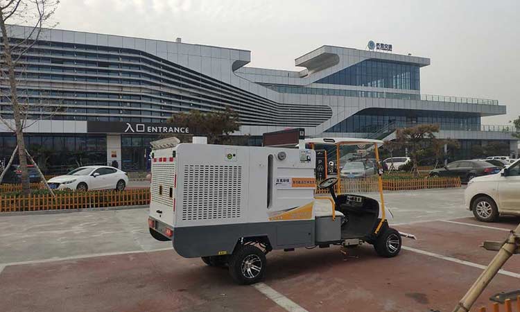 高速服務區(qū)購買小型四輪多功能高壓清洗車