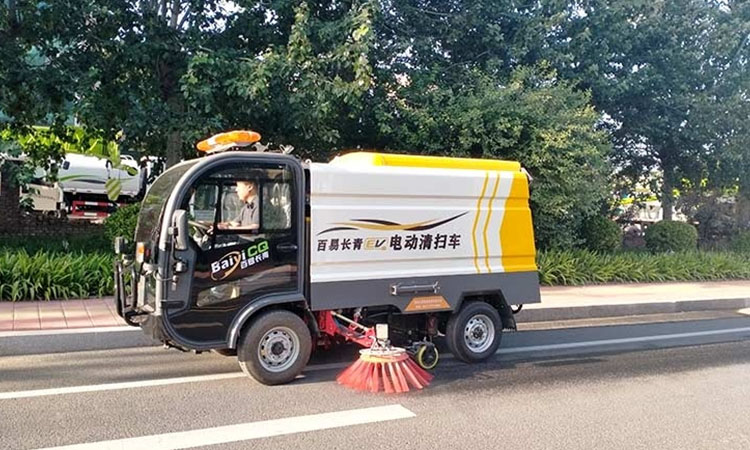 百易長(zhǎng)青環(huán)衛(wèi)電動(dòng)清掃車具體有哪些優(yōu)勢(shì)