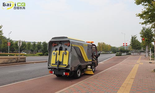 小型洗掃車清掃人行道，無(wú)揚(yáng)塵優(yōu)勢(shì)更明顯