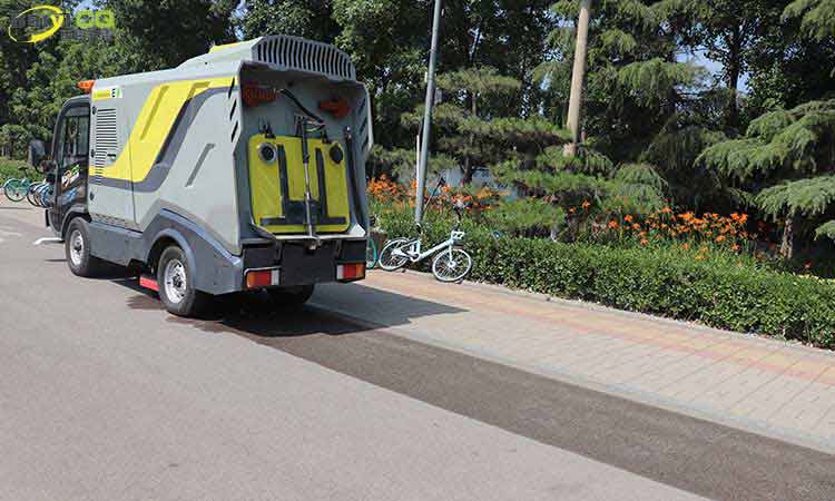 電動(dòng)深度清潔車