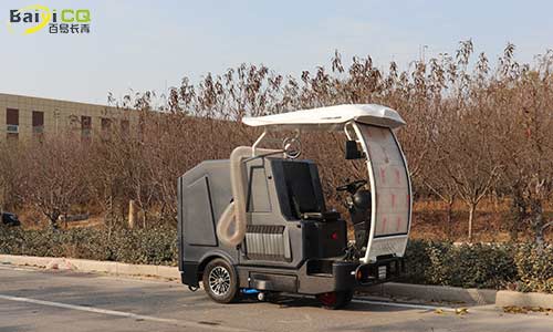 駕駛式樹葉收集車，人行道落葉收集好幫手