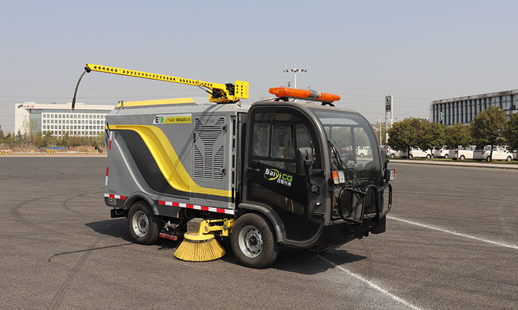 電動(dòng)高壓洗掃車全新升級(jí)，解決路邊停車位清潔難題。
