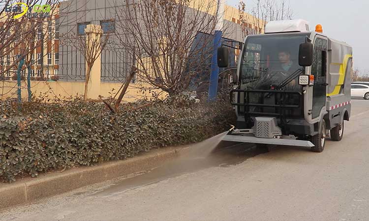 四輪小型電動(dòng)高壓清洗車主要用于道路沖洗環(huán)衛(wèi)作業(yè)