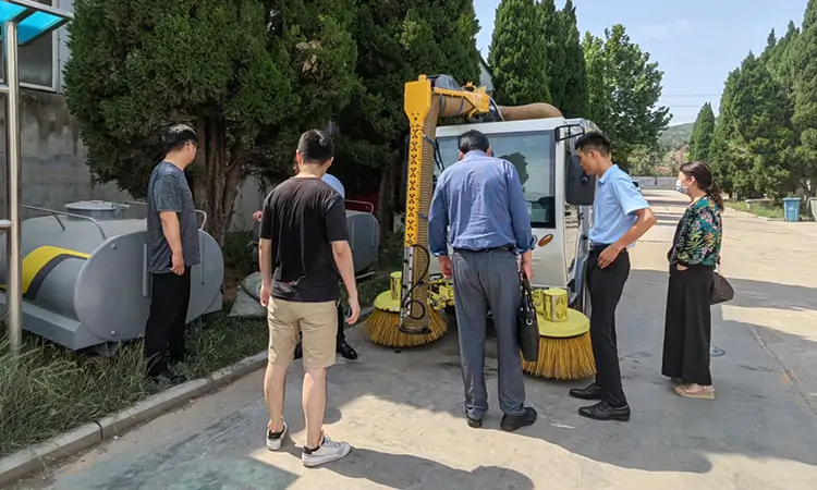 純電動(dòng)樹(shù)葉收集車(chē)