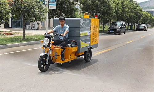 冷熱一體高壓清洗車，商業(yè)街油污清理更便捷