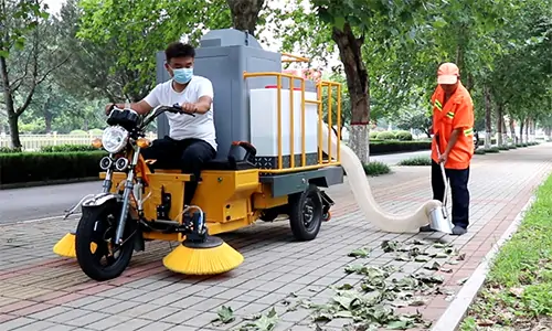 吸樹葉機器成堆，零散樹葉收集轉運