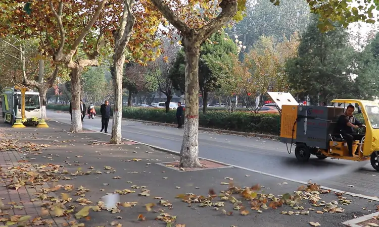 大型吸樹葉的機器