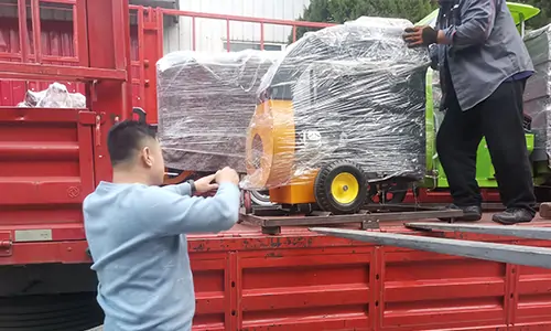 某環(huán)衛(wèi)定制的高壓清洗車，吸葉機(jī)正在裝車準(zhǔn)備發(fā)貨