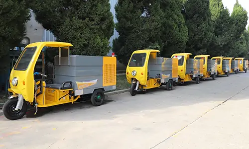 小型三輪高壓清洗車，洗掃車已裝車準備發(fā)往某環(huán)衛(wèi)公司