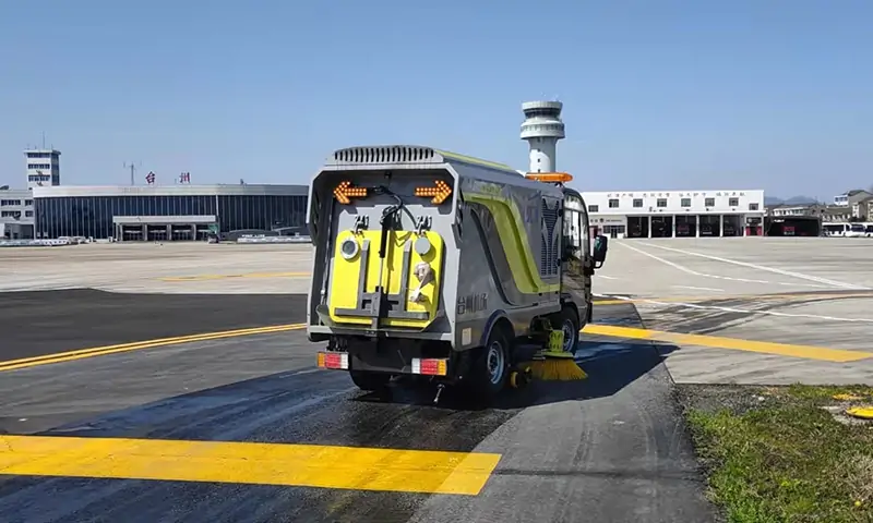 小型純電動(dòng)洗掃車機(jī)場(chǎng)路面保潔養(yǎng)護(hù)，搭載智慧環(huán)衛(wèi)大數(shù)據(jù)運(yùn)維平臺(tái)，后臺(tái)遠(yuǎn)程監(jiān)控！