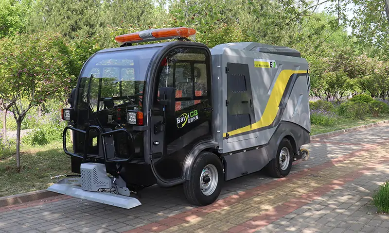 人行道輔道如何深度清洗？小型深度清潔車的實(shí)際使用效果怎么樣？