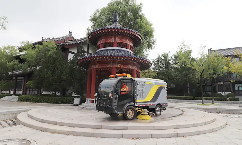 背街小巷、廣場(chǎng)公園狹窄的人行道道路也能洗掃？沒錯(cuò)，這款車就可以做得到！