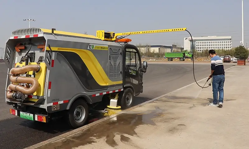 小型電動(dòng)洗掃車--路邊停放車輛，底部垃圾清理有竅門！省時(shí)還省力！