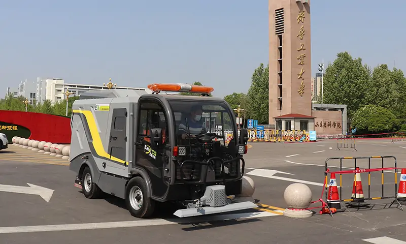 人行道、輔道也能使用的深度清潔車？打破傳統(tǒng)路面清掃模式，開創(chuàng)背街小巷深度清潔新時(shí)代！