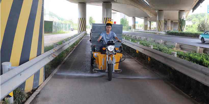 百易長(zhǎng)青三輪高壓清洗車操作簡(jiǎn)單