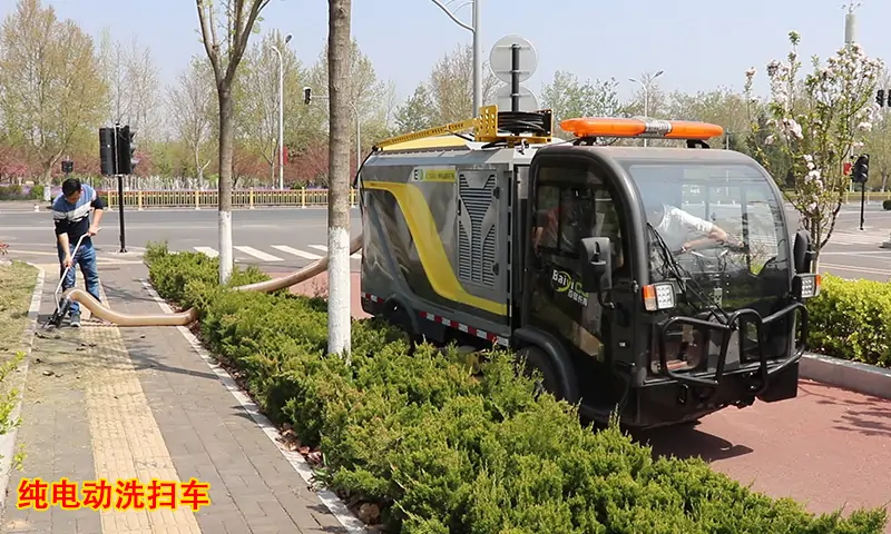 機(jī)場(chǎng)、學(xué)校、景區(qū)等路面清理效果一直不好？小型清潔設(shè)備廠家給您一個(gè)建議！