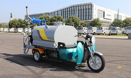 春季揚塵大，影響居住環(huán)境怎么辦？這款三輪霧炮灑水車幫您解決！