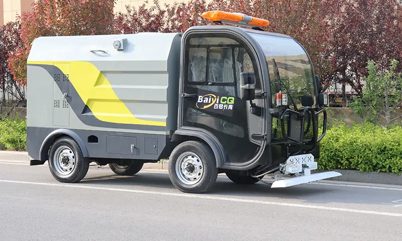 四輪多功能高壓清洗車！專項(xiàng)治理物業(yè)小區(qū)、景區(qū)、商業(yè)街道路面衛(wèi)生治理！