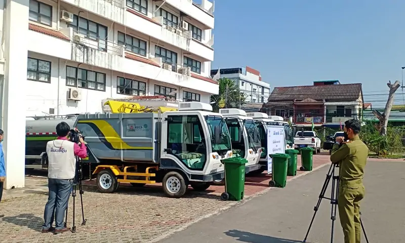 一輛車(chē)解決商業(yè)街道垃圾轉(zhuǎn)運(yùn)清理難題！后裝式垃圾清運(yùn)車(chē)，環(huán)衛(wèi)作業(yè)垃圾轉(zhuǎn)運(yùn)好幫手！