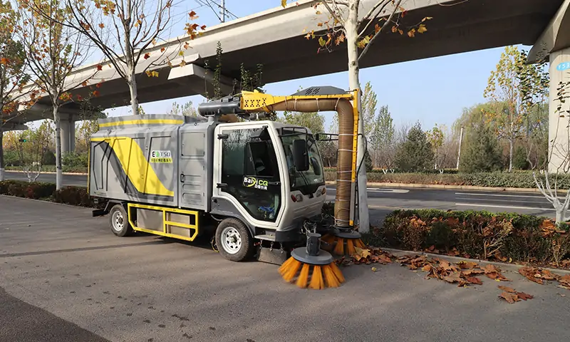 落葉收集大挑戰(zhàn)！秋季落葉收集專用車！純電動更環(huán)保，大容量垃圾箱滿足多場地需求！