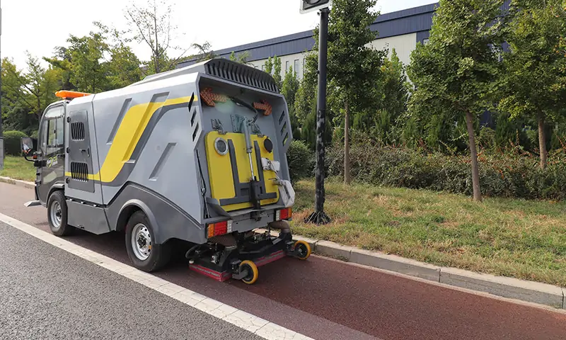 市政人行道太狹窄不好清理怎么辦？純電動(dòng)深度清潔車，一車多用，有效解決市政人行道清理難題！