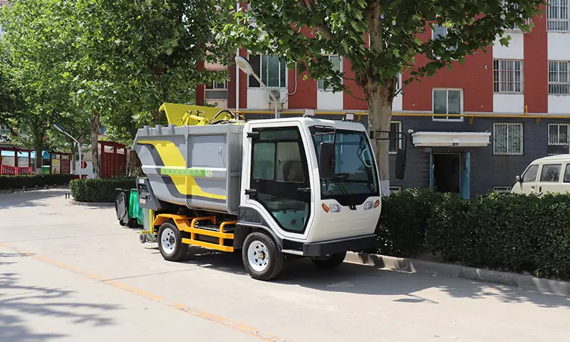 純電動(dòng)后裝式垃圾清運(yùn)車(chē)，解決當(dāng)前物業(yè)小區(qū)垃圾轉(zhuǎn)運(yùn)困難問(wèn)題，純電動(dòng)，更環(huán)保！