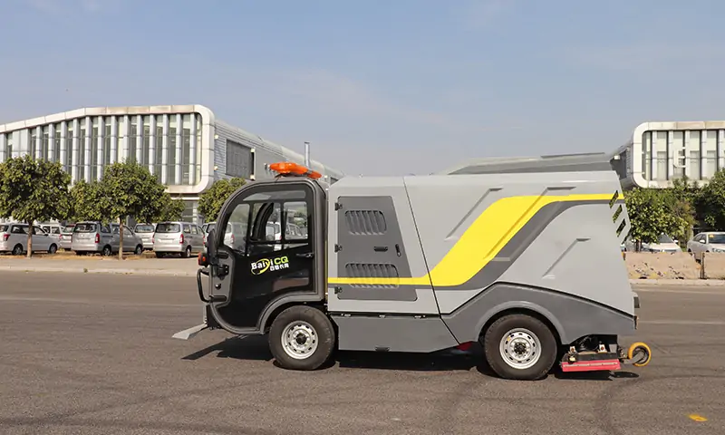 純電動(dòng)深度清潔車，深度清潔，以克論凈，完成區(qū)域地面深度清潔，還原路面本色！