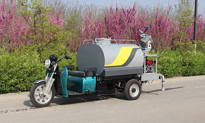 三輪灑水車，別看它小，用處可不少：霧炮、灑水、高炮樣樣齊全，景區(qū)物業(yè)工地都能使用！