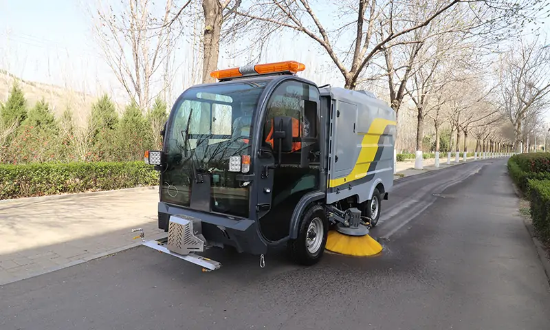 純電動(dòng)洗掃車背街小巷顯神通，洗掃全面，操作簡(jiǎn)單獲得認(rèn)可