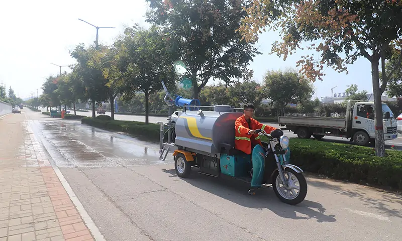 三輪樹葉收集車，體積小巧，操作簡單，環(huán)衛(wèi)作業(yè)必不可少落葉收集神器！