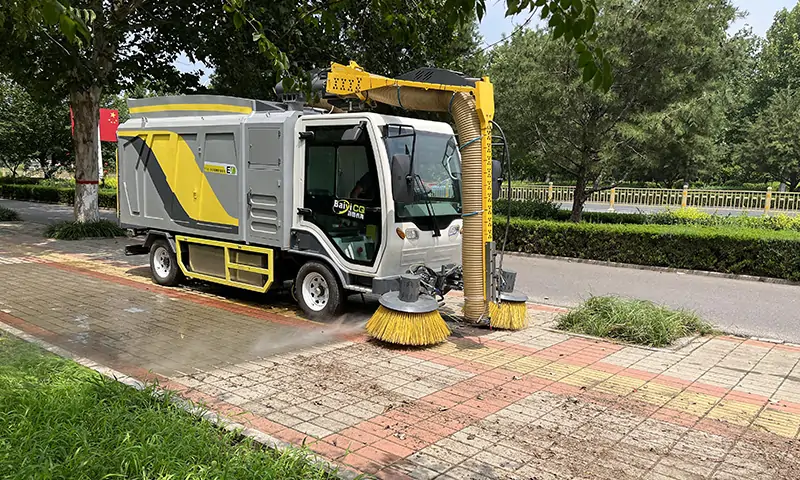 樹葉收集車——引領(lǐng)綠色清潔革命的力量，落葉收集專用車輛。