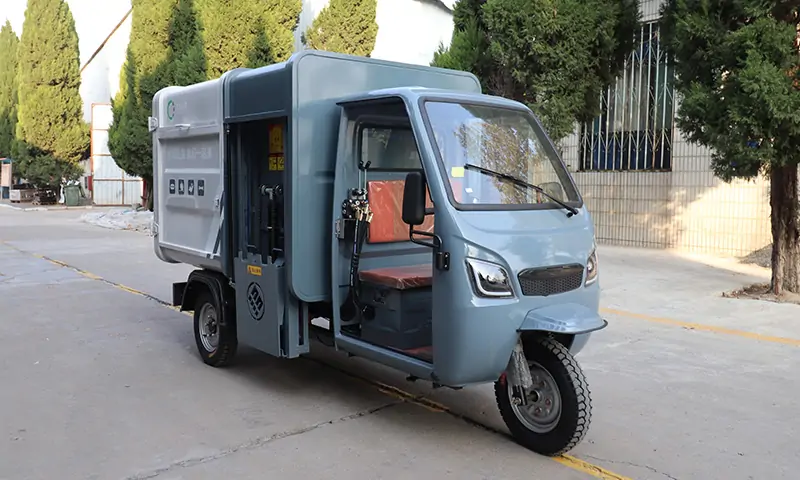 標題：側(cè)裝式垃圾清運車：美好城市環(huán)境的助力者