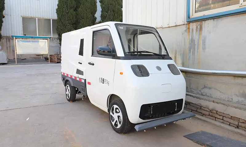純電動(dòng)道路養(yǎng)護(hù)車：清新環(huán)保，高效保潔的未來之選