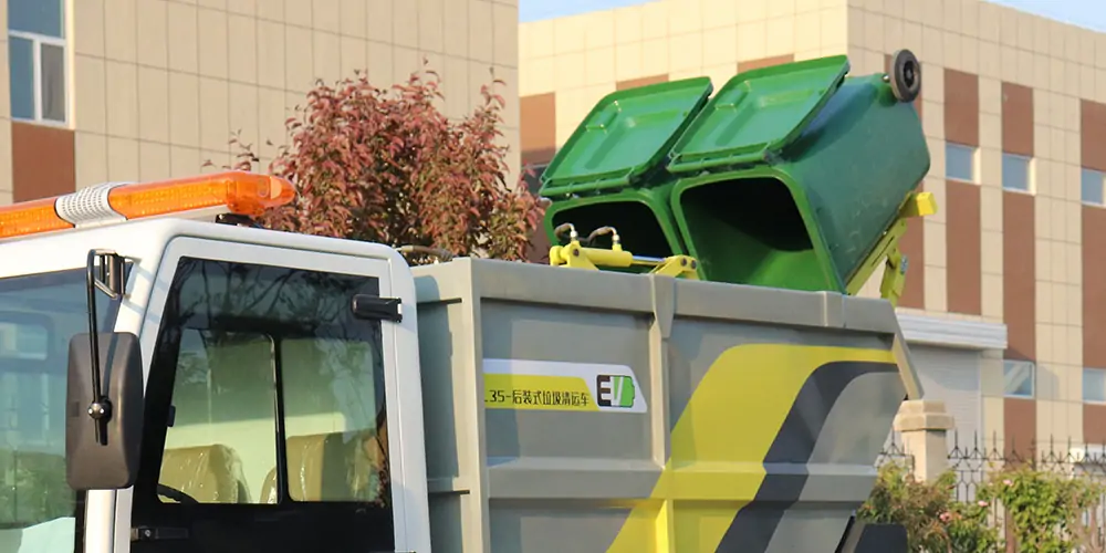 掛桶式垃圾車(chē) 后裝式垃圾清運(yùn)車(chē) 生活垃圾車(chē) 保潔垃圾車(chē) 運(yùn)輸垃圾車(chē)