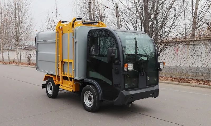 側(cè)裝式垃圾清運(yùn)車(chē)，操作簡(jiǎn)單，運(yùn)載量大，環(huán)衛(wèi)道路垃圾轉(zhuǎn)運(yùn)專業(yè)設(shè)備