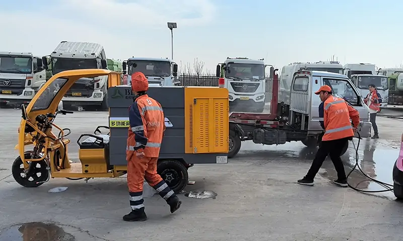 三輪多功能高壓清洗車發(fā)貨！助力城市美好環(huán)境建設(shè)！