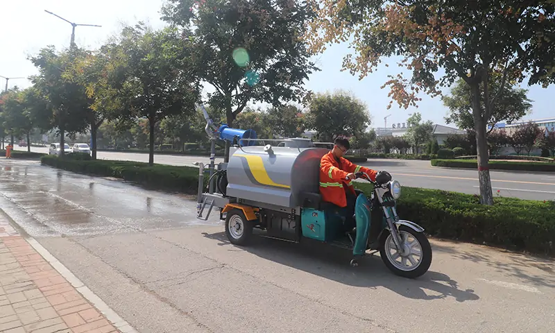 小型三輪灑水車:城市清潔得力助手