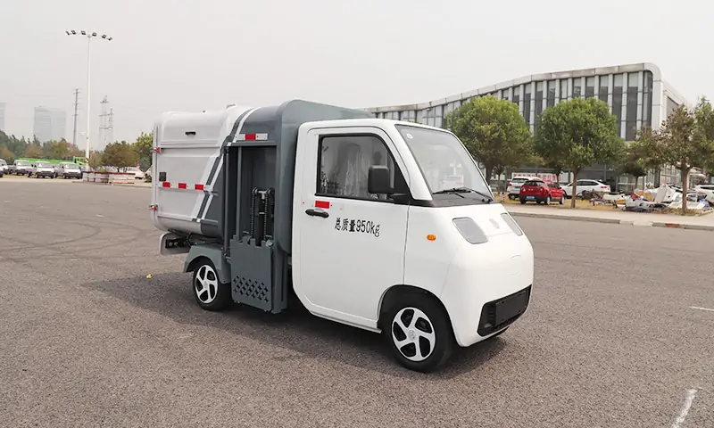新能源四輪側(cè)裝垃圾清運(yùn)車：垃圾轉(zhuǎn)運(yùn)創(chuàng)新專業(yè)設(shè)備，有公告，可上牌