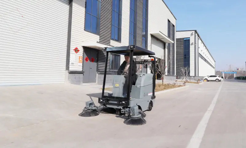 便捷高效的環(huán)保衛(wèi)士——純電動(dòng)三輪駕駛式清掃車助力城市潔凈升級(jí)
