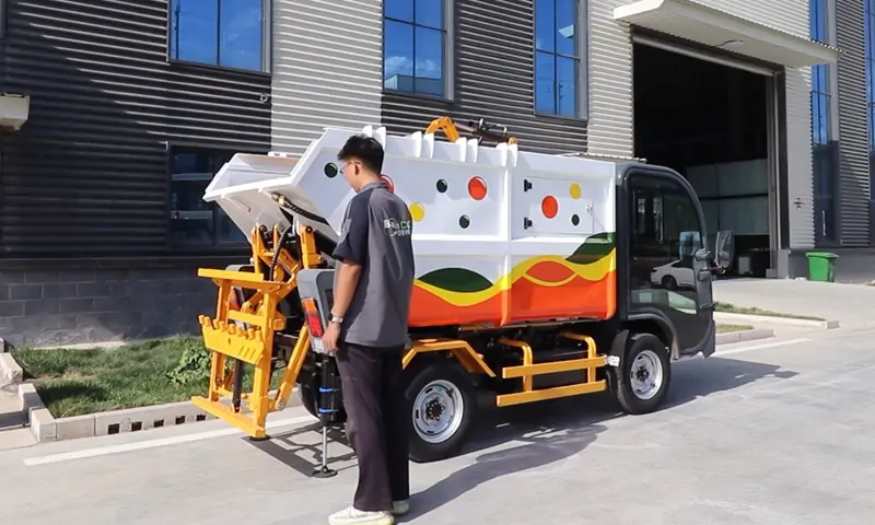 綠色驅(qū)動(dòng) 智慧作業(yè)——后裝式新能源垃圾清運(yùn)車(chē)引領(lǐng)環(huán)衛(wèi)新風(fēng)尚
