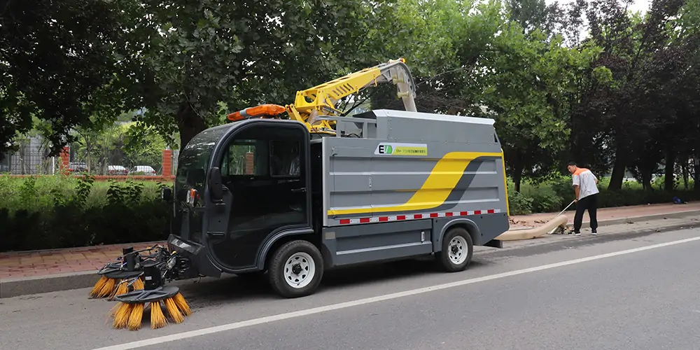 樹葉收集車，新能源樹葉收集車，多功能樹葉收集車，四輪樹葉收集車