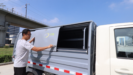 純電動(dòng)自卸式垃圾車BY-LF3000操作環(huán)境