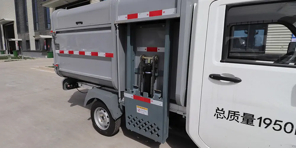 新能源垃圾車，側(cè)裝垃圾車，小型垃圾清運(yùn)車，純電動(dòng)垃圾車