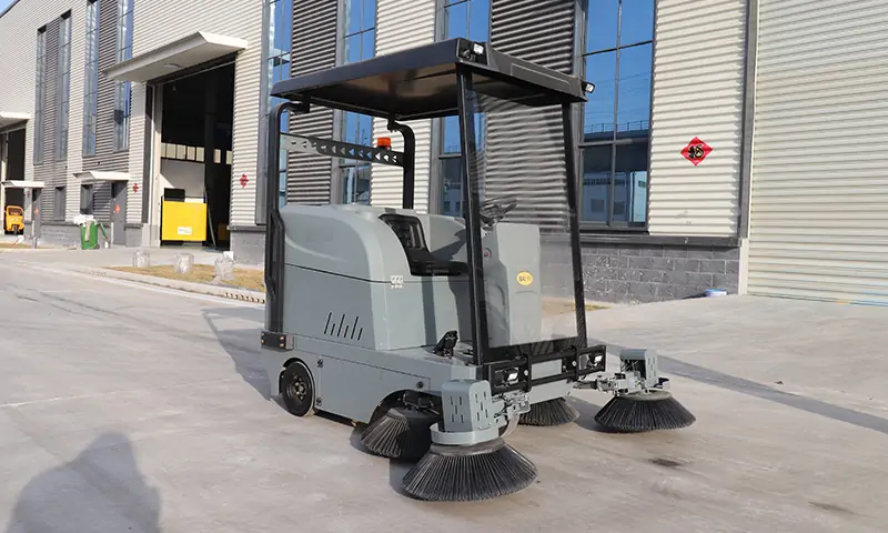 綠色環(huán)保新裝備——純電動(dòng)三輪駕駛式清掃車全面升級(jí)城市清潔水平