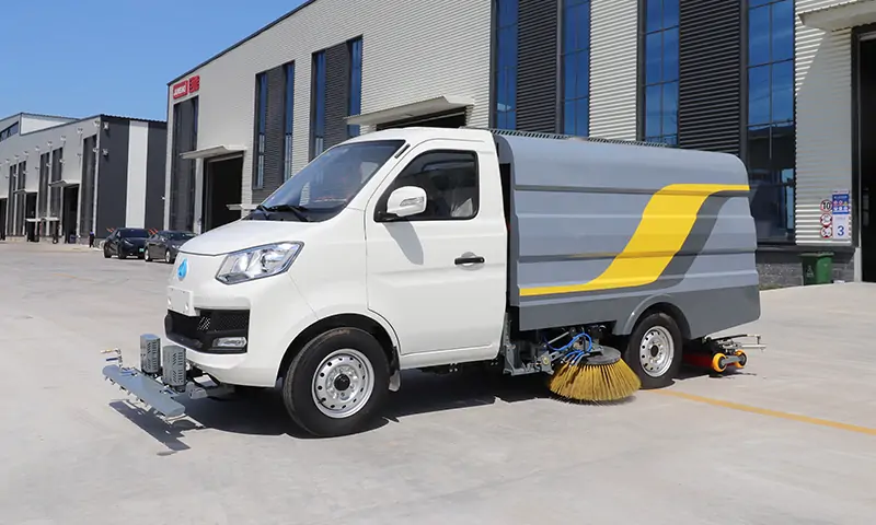新能源純電動洗掃車，高效洗掃，徹底解決輔道、非機動車道等狹窄路段路面清潔問題